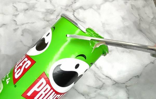 硬いプリングルズの箱、どう捨てる？　公式の情報に「こうやるのか！」
