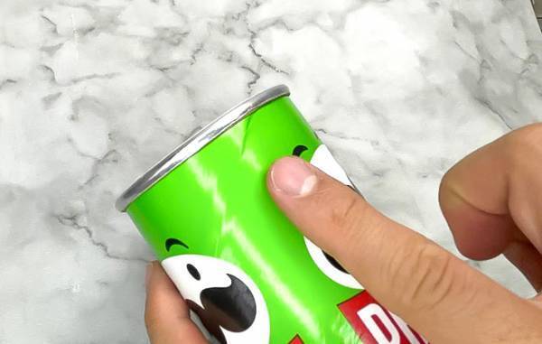 硬いプリングルズの箱、どう捨てる？　公式の情報に「こうやるのか！」