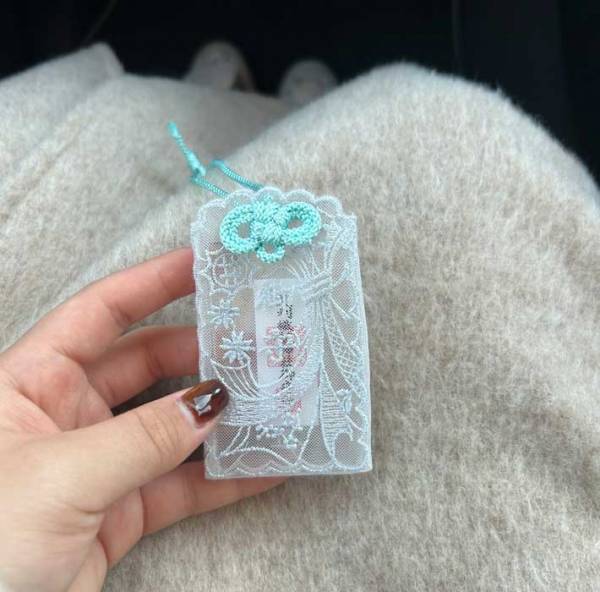 「たまたま行った神社のお守りが…」　女性の投稿に『１１万いいね』