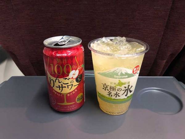 氷にサワーを入れた光景　北海道民が飲んでいる場所が？　「駅弁と一緒だとベスト」