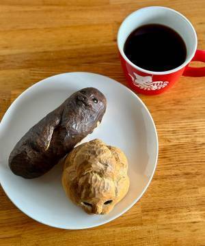 シュークリームとエクレアの写真　よく見ると…　「ジワジワくる」「リアルだな」