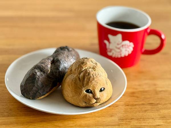 シュークリームとエクレアの写真　よく見ると…　「ジワジワくる」「リアルだな」