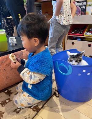 初めて食べた『肉まん』に感動した２歳児　ひと言に「その発想はなかった」「朝から癒された」