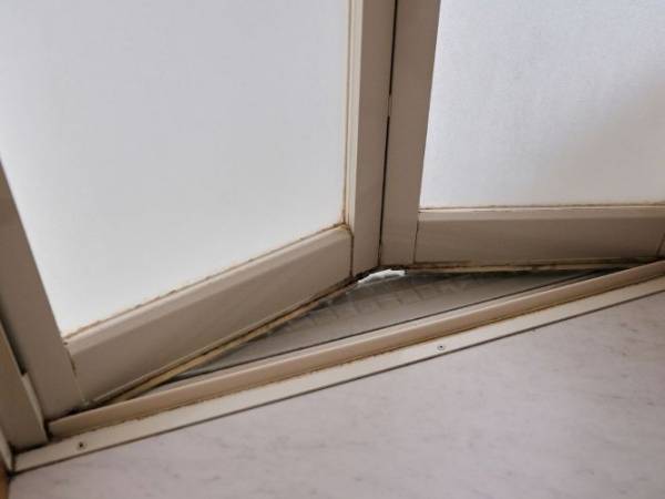 気付けばホコリがびっしり　浴室ドアの掃除テクに「小まめにする」「心がける」