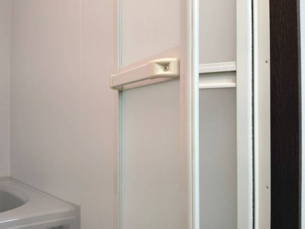 気付けばホコリがびっしり　浴室ドアの掃除テクに「小まめにする」「心がける」