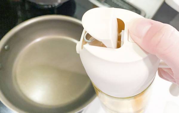 「買ってよかった」　オイルスプレーボトルで、液だれのストレスから解放