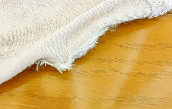 まだハサミで切ってる？　服のタグは「こうカットして！」