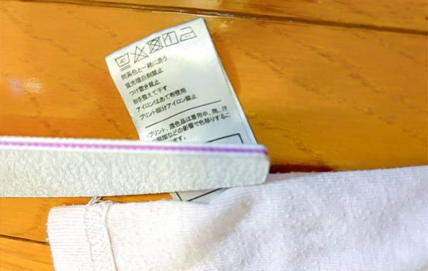 まだハサミで切ってる？　服のタグは「こうカットして！」