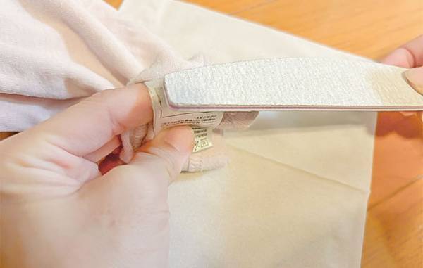 まだハサミで切ってる？　服のタグは「こうカットして！」