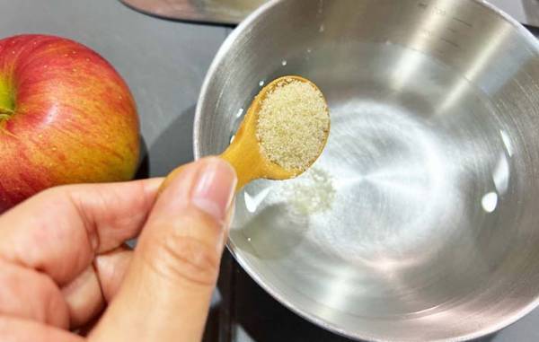 「リンゴには塩水」はもう古い？　キッチンでおなじみの調味料で変色防止