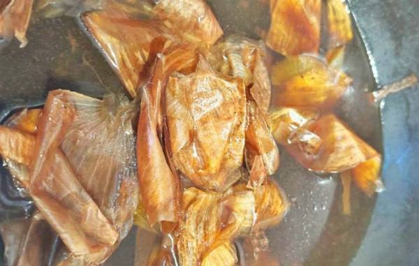 洗剤不要！　いつも捨ててる玉ねぎの皮で「焦げが落ちてピカピカ」