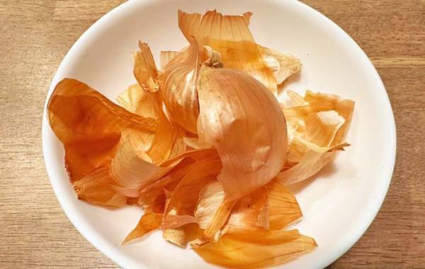 洗剤不要！　いつも捨ててる玉ねぎの皮で「焦げが落ちてピカピカ」
