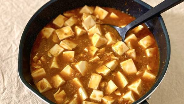 麺をゴマ油で焼いて？　上にのせたモノに「この発想いただき！」