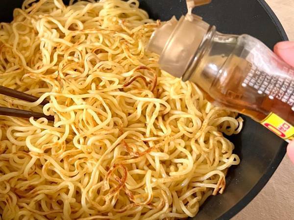 麺をゴマ油で焼いて？　上にのせたモノに「この発想いただき！」