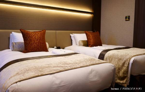 知らない人は多い？　ホテルのベッドに敷いてある『横長の布』の使い道