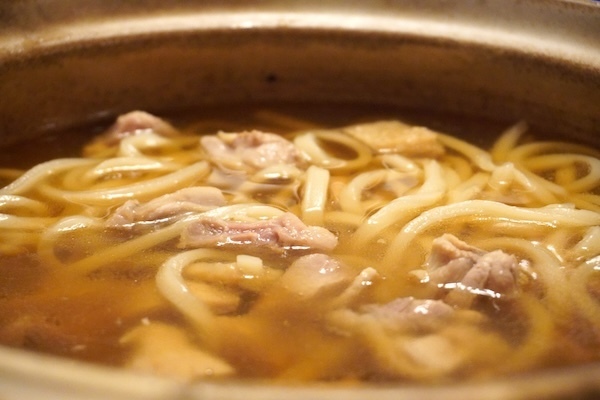 〆のうどん、鍋にそのまま入れてない？　正しい調理法に「次からそうする」