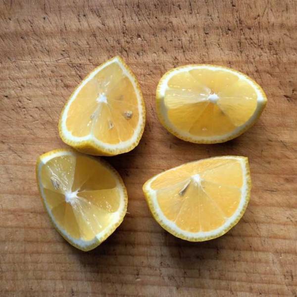 レモンの切り方に反響　『Ｘ』に切るだけで…　「知らなかった」「コレは助かる」