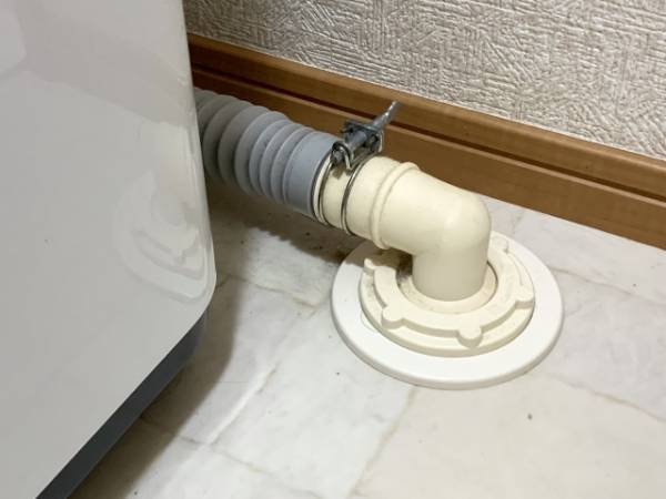 もしかして一度も洗ったことがない？　洗濯機の排水ホース　掃除せず放置すると…