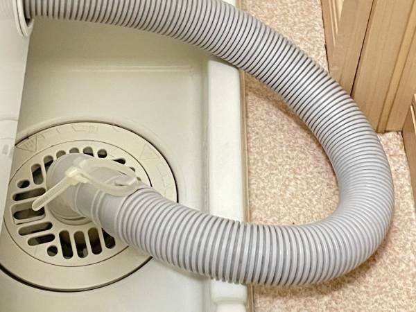 もしかして一度も洗ったことがない？　洗濯機の排水ホース　掃除せず放置すると…
