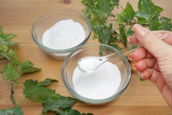 時間がかかる風呂ふた掃除　企業が教える便利アイテムに「苦労が減る」「試します」