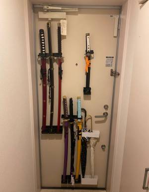 「宅配の人ビビりそう」「令和時代にそぐわない…」　玄関に置いていた物に、ギョッ！