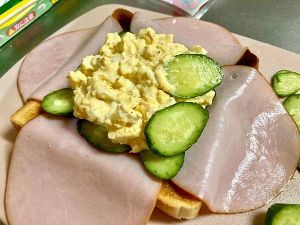 「これはいい！」「気付かなかった」サンドイッチの具がこぼれない簡単な方法