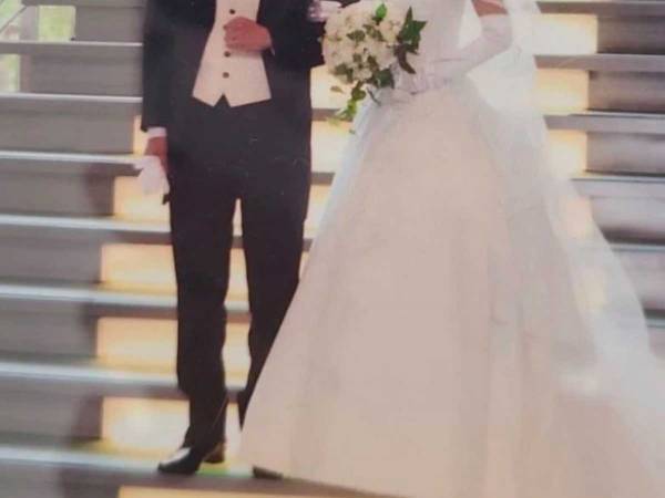 結婚式から１３年後…　同じ場所で写真を撮ると？　「縁起のいい１枚」「よすぎる」