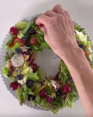 市販のサラダをアレンジするだけ！　クリスマスリースサラダの作り方