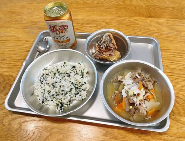 おいしそうな給食の写真　よく見ると違和感に気付きます…