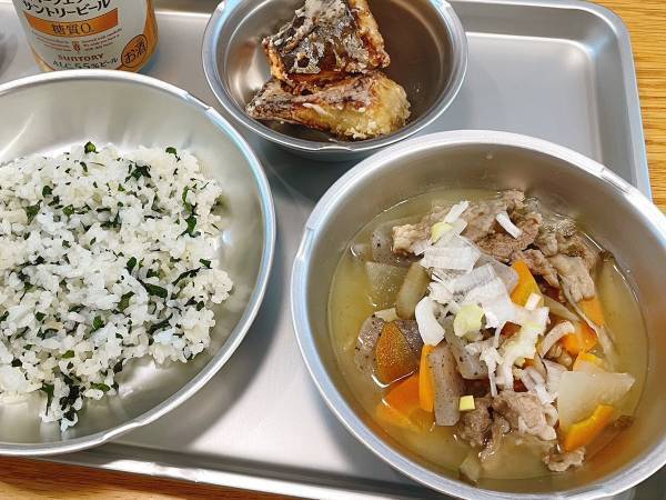 おいしそうな給食の写真　よく見ると違和感に気付きます…