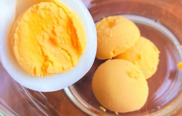 ゆで卵は、そのまま食べない？　「こんな食べ方があるとは…」と話題に！
