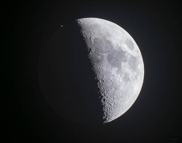 月の上にポツンとあるのは？　月の１枚に「夢みたい！」「まさに宇宙の芸術」