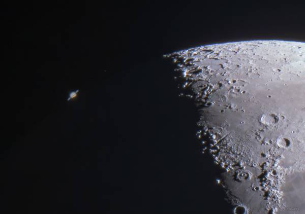 月の上にポツンとあるのは？　月の１枚に「夢みたい！」「まさに宇宙の芸術」