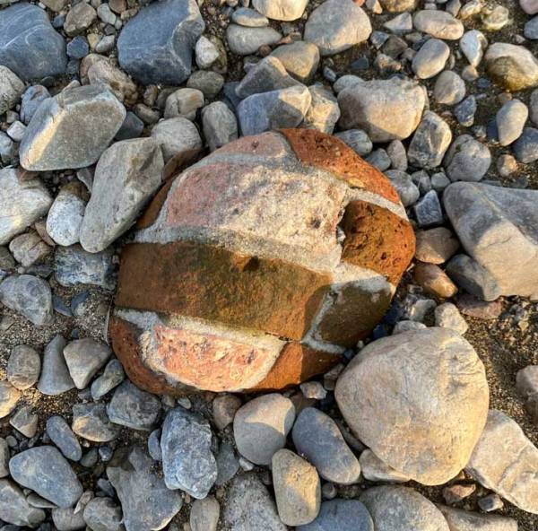 川原で見つけたモノが？　転石かと思いきや、まさかの…「すっかり丸くなりやがって…」