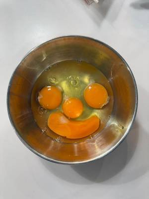 割った卵の様子が？　偶然生まれた光景に「朝から天才」「幸せになれそう」