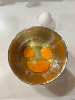 割った卵の様子が？　偶然生まれた光景に「朝から天才」「幸せになれそう」