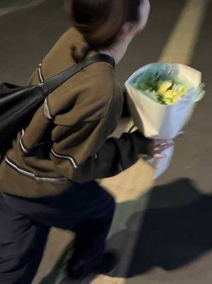 酔っている彼女に花束を渡したら…　「映画かよ」「こんなカップルになりたい」