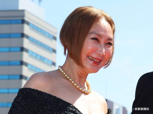 金髪ロングドレス姿を披露した、浅野温子　素敵な年の重ね方に反響