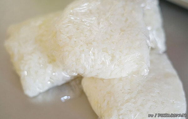 ご飯をラップに包む時、熱いまま？冷ましてから？　ニチレイの『正解』は…