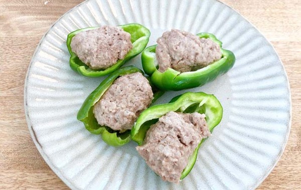 味の素が教える『ピーマンの肉詰め』　フライパンは使わないレシピに「あっという間だ」