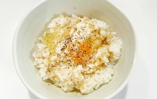 『丸鶏がらスープ』で旨みがアップ！　簡単アレンジ卵かけご飯