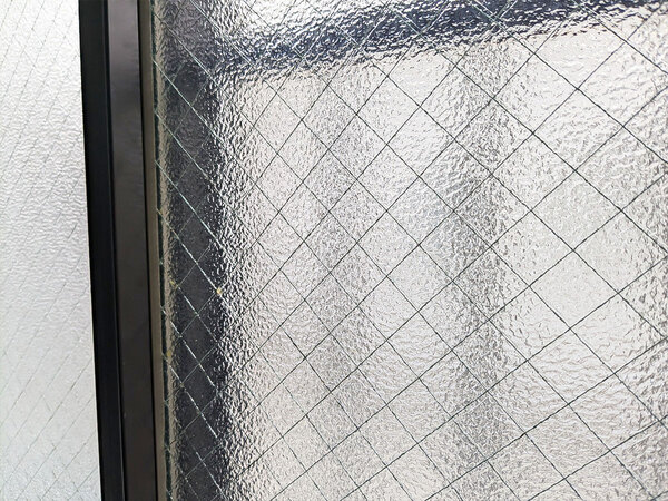 ひし形模様の窓ガラス　思わぬ効果に目からウロコ