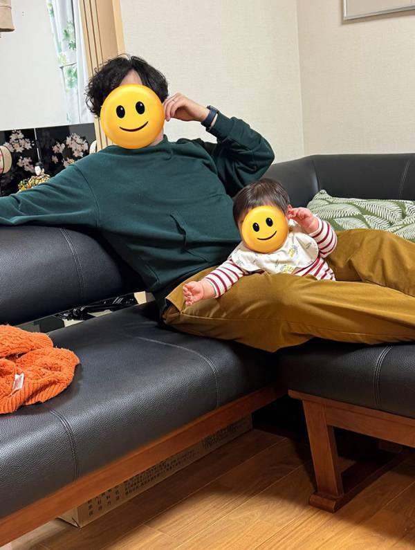 ソファでくつろぐ夫　足の間を見ると…「笑った」「ナイス親子」