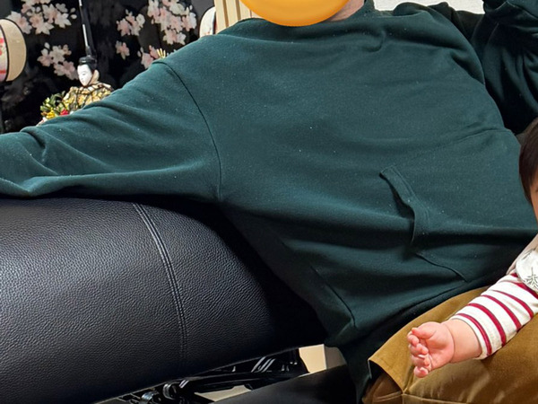 ソファでくつろぐ夫　足の間を見ると…「笑った」「ナイス親子」