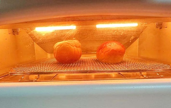 まだそのまま焼いてる？　ロールパンは焼く前に…「ビックリ！」