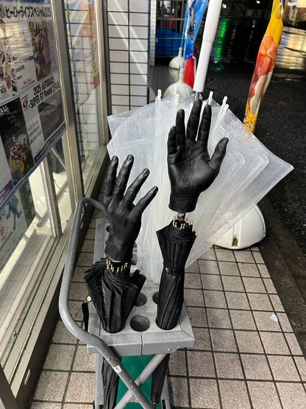 「怖すぎて笑う」「これは盗まれない」　コンビニにあった『黒い傘』に、怯える人が続出したワケとは？