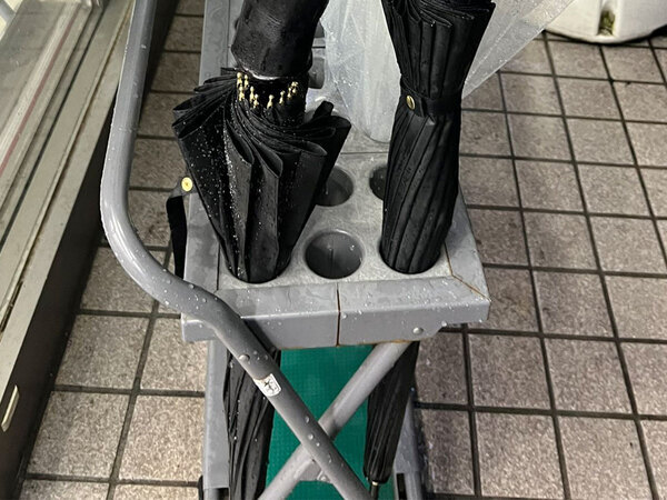 「怖すぎて笑う」「これは盗まれない」　コンビニにあった『黒い傘』に、怯える人が続出したワケとは？