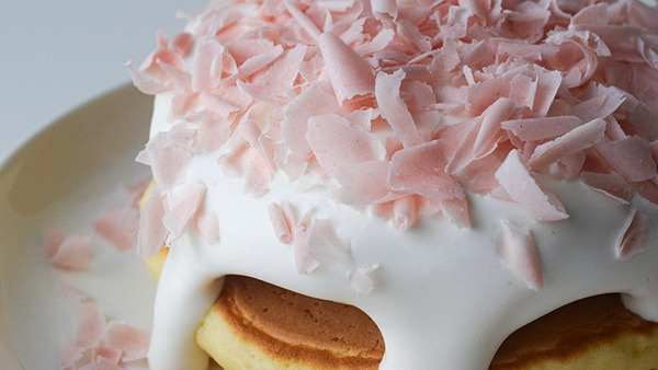 「桜の花びらをイメージしました」　パンケーキの上を見ると…？