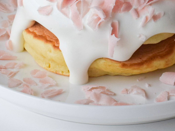 「桜の花びらをイメージしました」　パンケーキの上を見ると…？