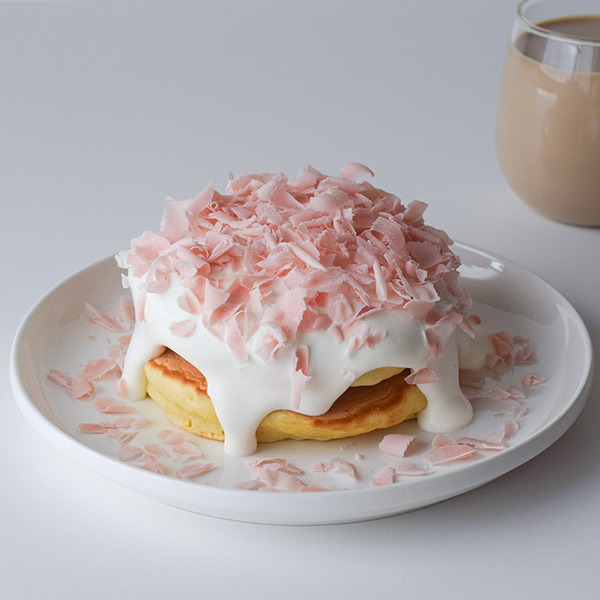 「桜の花びらをイメージしました」　パンケーキの上を見ると…？